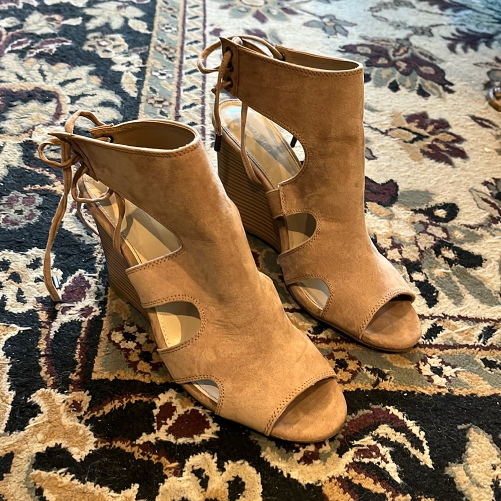 Women’s nude cut out wedge heel with laces